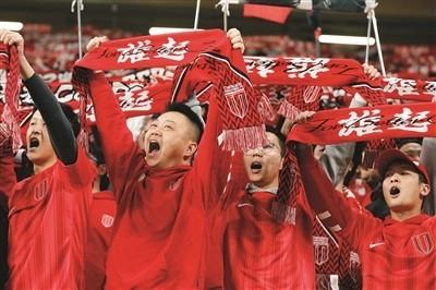 中超比赛掀起热潮，球迷狂热加油助威