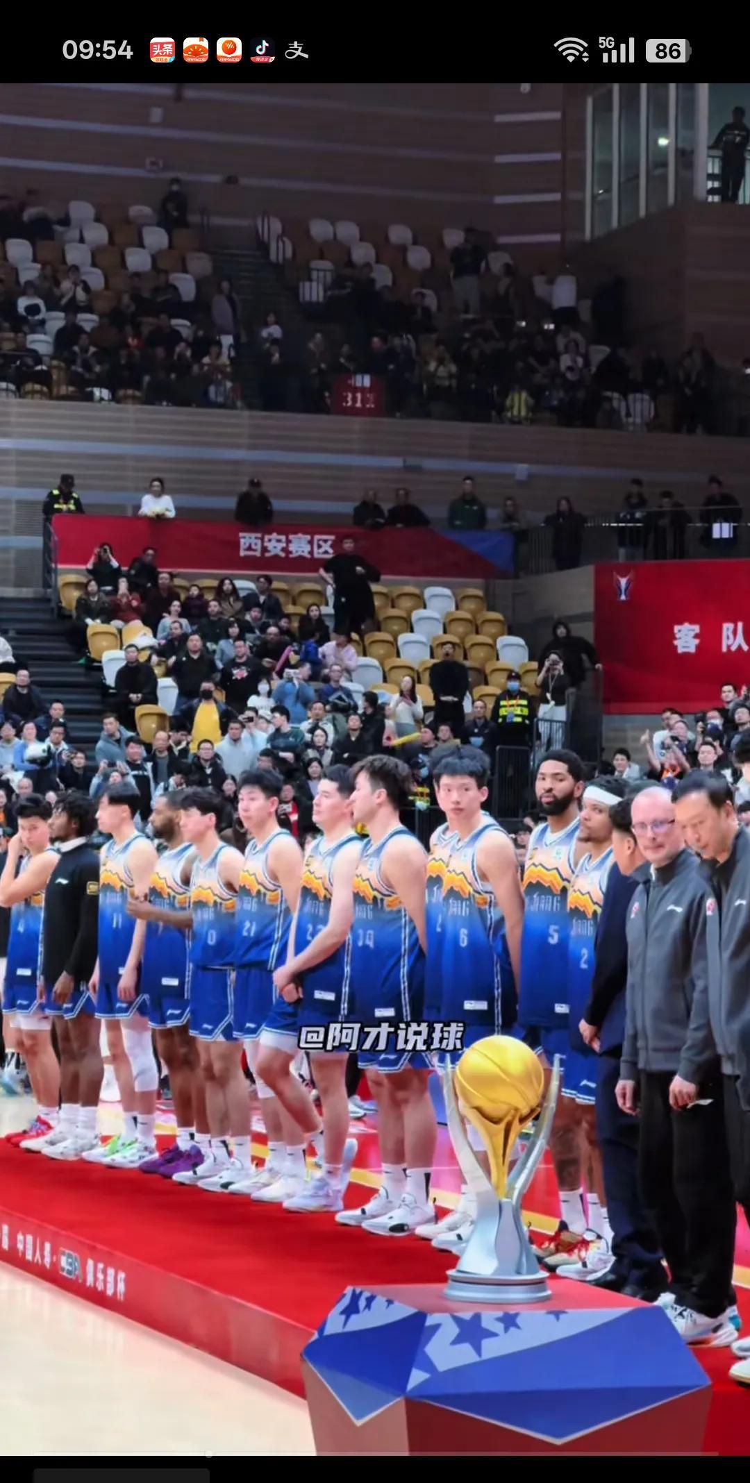 包含里昂队宣布主场比赛门票已经售罄为球队加油的词条