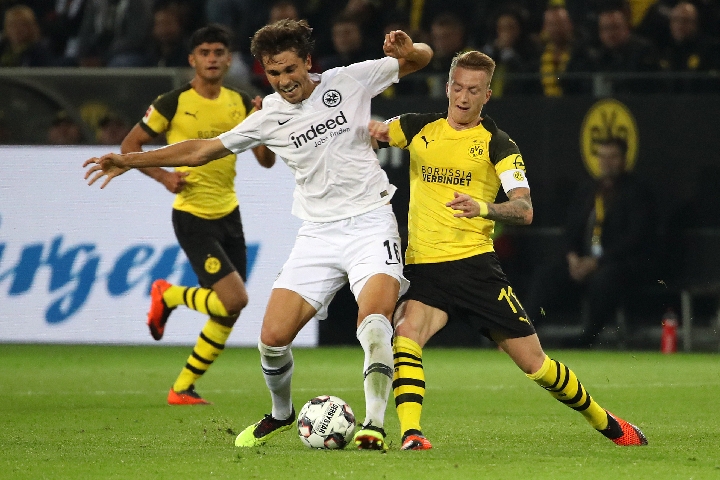 包含多特蒙德主场取得胜利，追逐榜首位置的词条