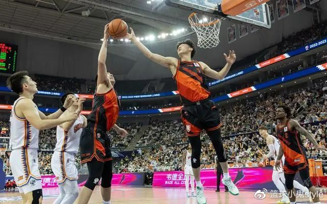 包含职业篮球选手私下行事被曝光，团队困境的词条