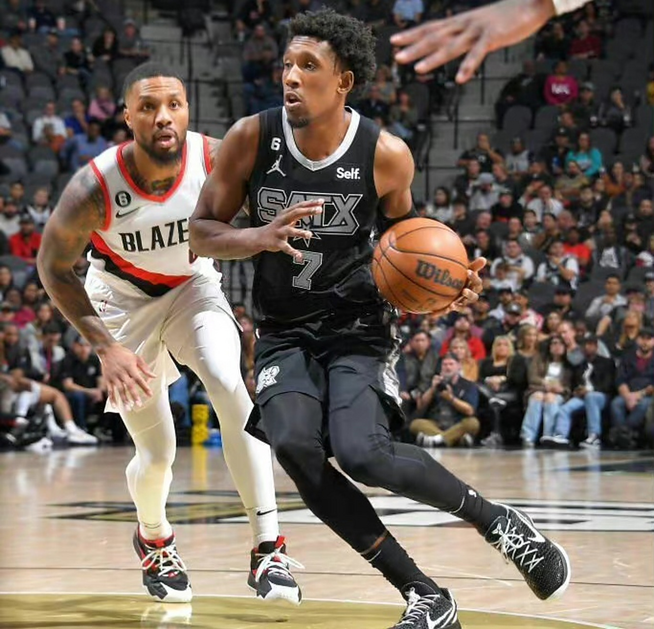 开拓者胜马刺，利拉德率队复仇成功。