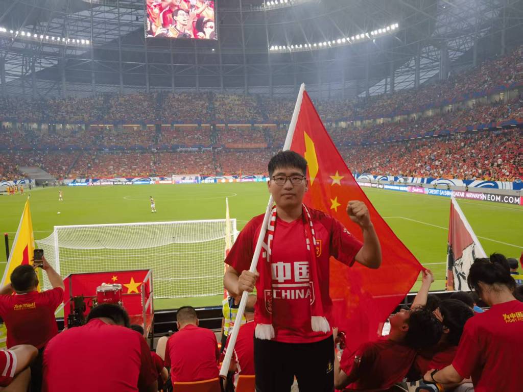 铁杆球迷们齐聚赛场,见证足球盛事盛大开幕的简单介绍