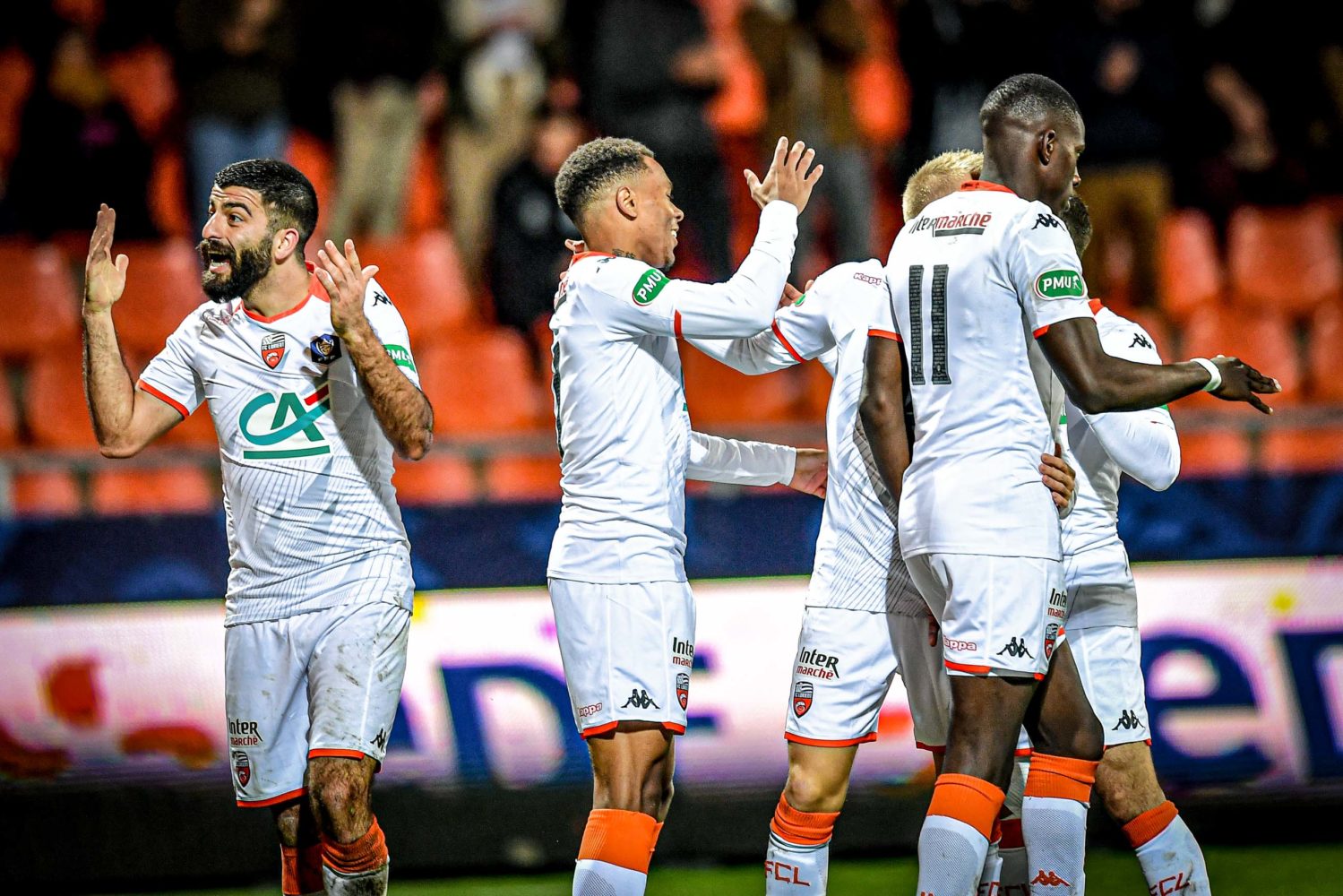 关于瓦朗谢纳艰难获胜，继续争夺冠军的信息